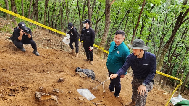 ▲ 김재욱 칠곡군수는 지난 16일 가산면 용수리 572고지에서 진행 중인 6.25전사자 유해발굴 현장을 방문하여 장병들을 격려했다.ⓒ칠곡군