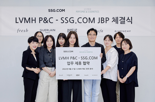 ▲ SSG닷컴, LVMH P&C 관계자들이 업무협약 체결 후 기념사진을 촬영하고 있다.ⓒSSG닷컴