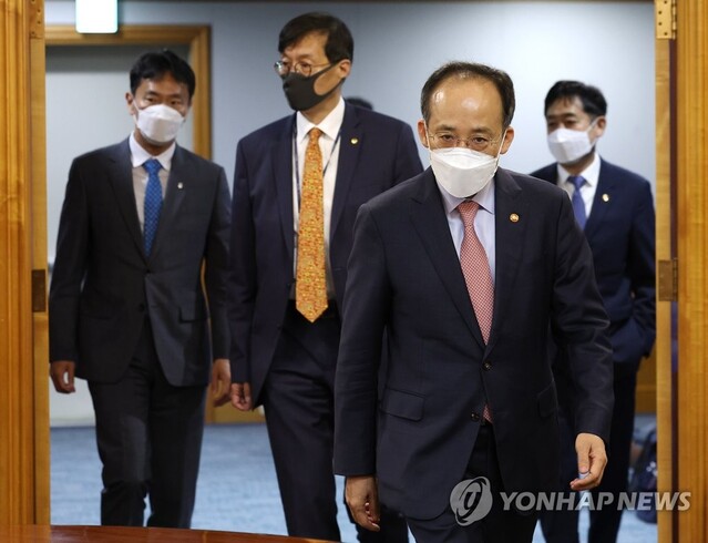 ▲ 22일 오전 서울 중구 은행회관에서 비상거시경제금융회의가 열렸다. 왼쪽부터 이복현 금융감독원장, 이창용 한국은행 총재, 추경호 부총리, 김주현 금융위원장.ⓒ연합뉴스