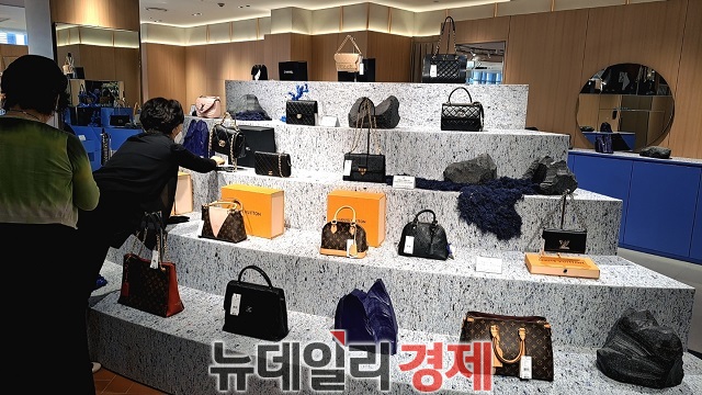 ▲ 미벤트에는 '에루샤' 뿐만 아니라 MZ세대 수요가 많은 디올·셀린느 등도 구비돼있다.ⓒ조현우 기자