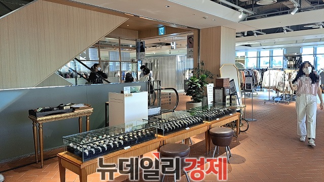 ▲ 유플렉스 3층 유니클로를 둘러보고 올라온 고객들은 중고 의류 플랫폼 '마켓인유'를 곧바로 만날 수 있다.ⓒ조현우 기자