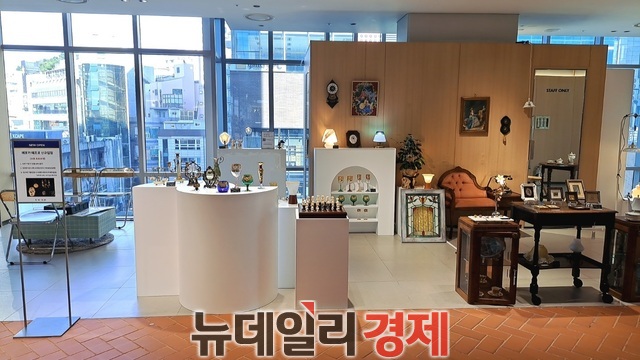 ▲ 에포카 떼조로는 테이블웨어와 조명 제품 위주로 구성됐다.ⓒ조현우 기자