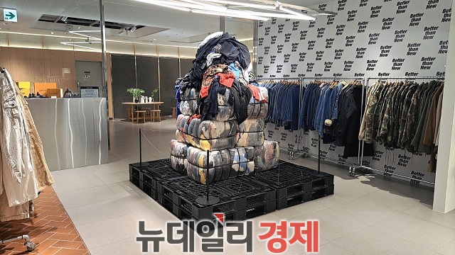 ▲ 20대는 의류, 3040세대는 명품·시계를 주로 구매했다.ⓒ조현우 기자