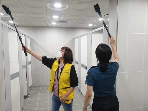 ▲ 충주시는 22일 관내 학교를 대상으로 ‘민·관·경 불법촬영카메라 합동점검’을 실시했다.ⓒ충주시