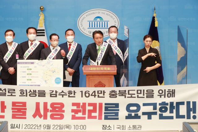 ▲ 충북도와 11개 시·군이 22일 국회 소통관에서 김영환 충북지사와 이종배·박덕흠·엄태영 국회의원과 도내 시장·군수들이 참석한 가운데 ‘충북 댐 용수 사용권리 정상화’ 성명서를 발표하고 있다.ⓒ충북도
