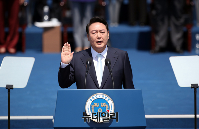 ▲ 윤석열 대통령이 10일 오전 국회 앞 잔디마당에서 열린 제20대 대통령 취임식에서 선서를 하고 있다.ⓒ이종현 기자(사진=국방홍보원)