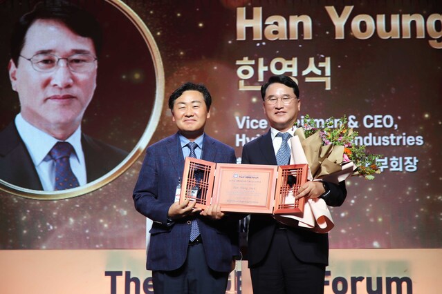 ▲ 한영석 현대중공업 부회장(오른쪽)과 김관영 전북도지사가 22일 전라북도 전주에서 열린 제3회 지니포럼에서 기념촬영을 하고 있다. ⓒ현대중공업