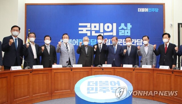 ▲ 더불어민주당 이재명 대표가 22일 오전 국회에서 열린 당 상임고문단 간담회에서 기념촬영을 하고 있다.
왼쪽부터 송영길·이용득·박병석·정대철·임채정 상임고문, 이재명 대표, 김원기·문희상·이해찬·정동영 상임고문 ⓒ연합뉴스