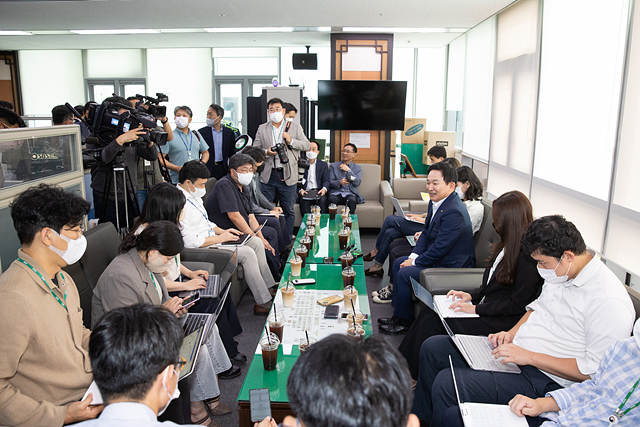 원희룡 국토교통부 장관이 22일 정부세종청사에서 기자들과 만나 대담을 나누고 있다.ⓒ국토교통부
