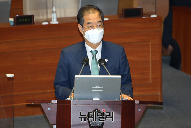 ▲ 한덕수 국무총리가 21일 국회에서 열린 본회의 경제에 관한 대정부질문에서 의원들의 질문에 답변하고 있다. ⓒ이종현 기자