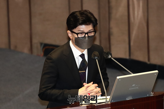 ▲ 한동훈 법무부 장관이 22일 국회 본회의장에서 열린 교육-사회-문화에 관한 대정부 질문에서 국민의힘 이채익 의원의 질의에 답변하고 있다.ⓒ이종현 기자