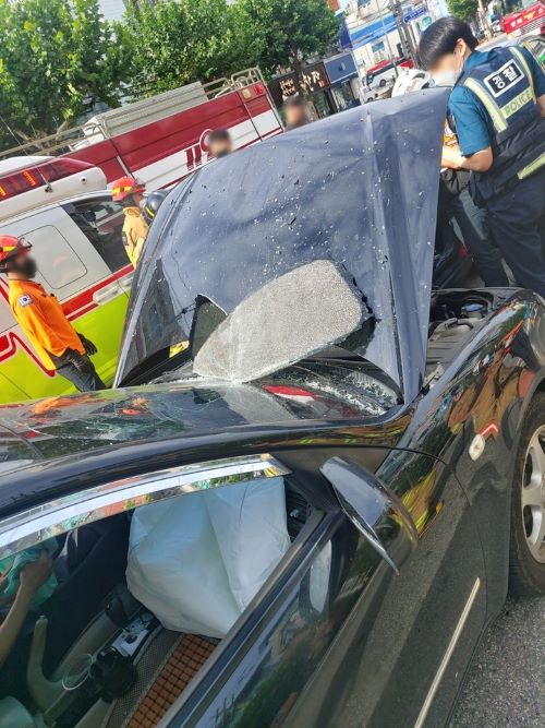 ▲ 22일 오후 3시쯤 청주시 서원구 분평동 한 도로에서 4중 추돌사고가 발생해 임산부 등 3명이 다쳤다.ⓒ충북소방본부