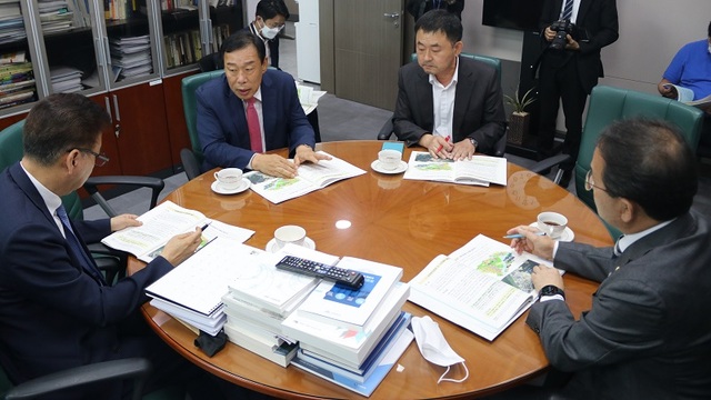 ▲ 더불어민주당 홍성국(세종시당위원장, 세종갑)과 강준현 의원(세종을)은 22일 국회를 방문한 최민호 세종시장과 내년도 지역 현안사업을 위한 예산 확보를 위해 협력하고 있다.ⓒ홍성국 의원실