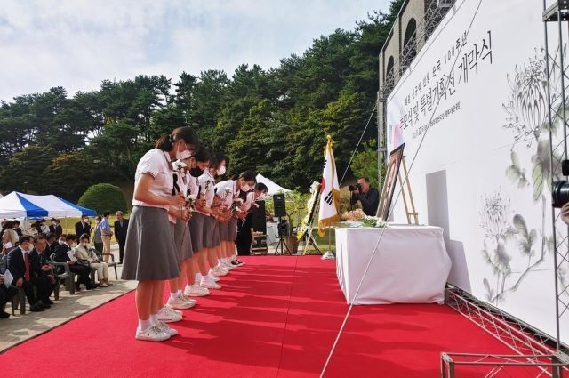 ▲ 추모식에서 신규식 선생을 추모하는 학생들의 모습.ⓒ충북도