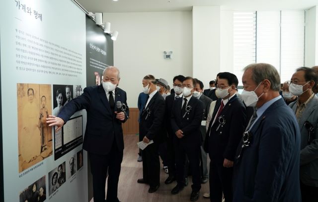 ▲ 박걸순 충북대 사학과 교수(맨 왼쪽)가 선생의 삶을 방문객에게 설명하고 있다.ⓒ충북도