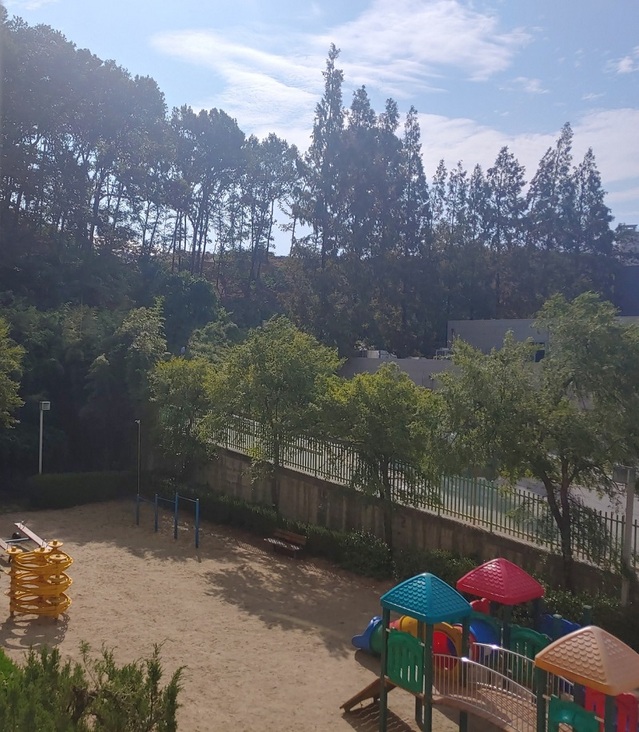 ▲ 충남 천안시 동남구 일봉산 개발현장에서 토사 유출에 이어 소음으로 인해 주민들이 큰 불편을 겪고 있다.  동남구청이 지난 21일 일봉산 가림막공사 현장에서 소음을 측정한 결과 기준치를 훨씬 초과한 76.6db이 측정됐다.ⓒ독자제공