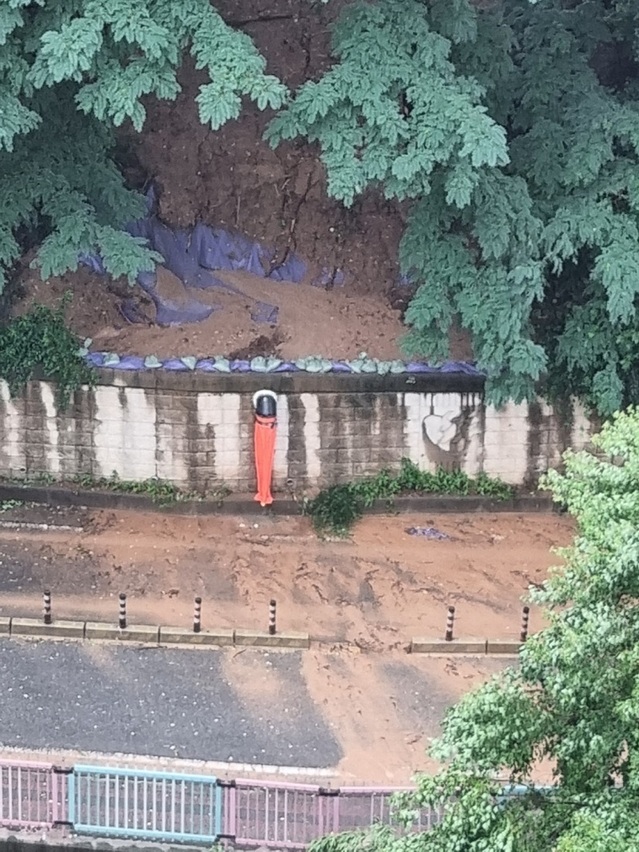 ▲ 지난 7~8월 집중호우가 내리면서 충남 천안 일봉산 아파트 현장에서 빗물과 함께 토사가 유출된 데 이어 산자락이 곧 붕괴될 것 같은 위험한 상황이다. 지난 6월 30일 집중호우로 인해 토사가 유출된 모습.ⓒ독자제공