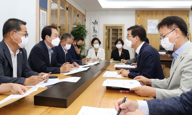 ▲ 송인헌 괴산군수(왼쪽 두 번째)와 괴산군의회의원들이 지난달 12일 충북도교육청을 방문해 윤건영 교육감(오른쪽 두 번째)에게 괴산고 입학정원 확대를 건의하고 있다.ⓒ괴산군