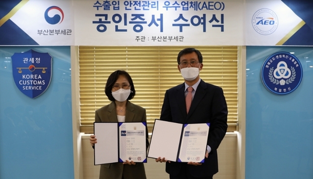 ▲ 왼쪽부터 이랜드그룹 이윤주 최고재무책임자(CFO), 고석진 부산본부세관장.ⓒ이랜드리테일