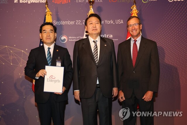 ▲ 윤석열 대통령이 22일(현지시각) 미국 뉴욕 한 호텔에서 열린 투자 신고식 및 북미지역 투자가 라운드 테이블에서 제임스 오닐 인테그리스 수석 부회장이 이창양 산업통상자원부 장관에게 투자신고서를 전달하는 모습을 지켜본 뒤 기념촬영을 하고 있다. ⓒ연합뉴스