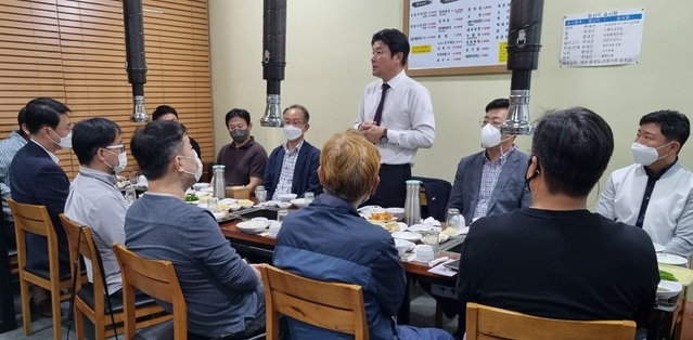 ▲ 이준배 세종시 경제부시장이 지난 22일 지역 창업기업 13곳 대표 등과 간담회에서 인사말을 하고 있다.ⓒ세종시