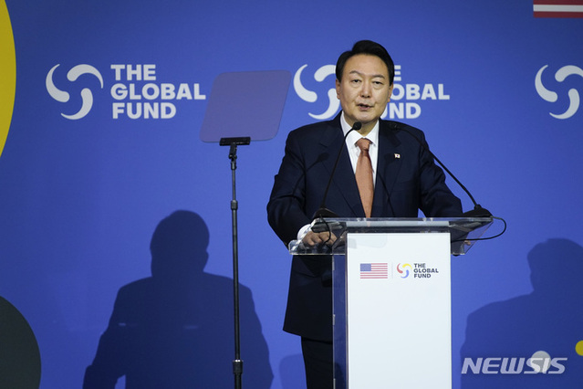 ▲ 윤석열 대통령이 21일(현지시각) 뉴욕 한 빌딩에서 열린 글로벌펀드 제7차 재정공약회의에서 연설하고 있다.ⓒ뉴시스