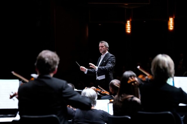 ▲ 지휘자 마르쿠스 포슈너와 브루크너 오케스트라 린츠.ⓒ인아츠프로덕션