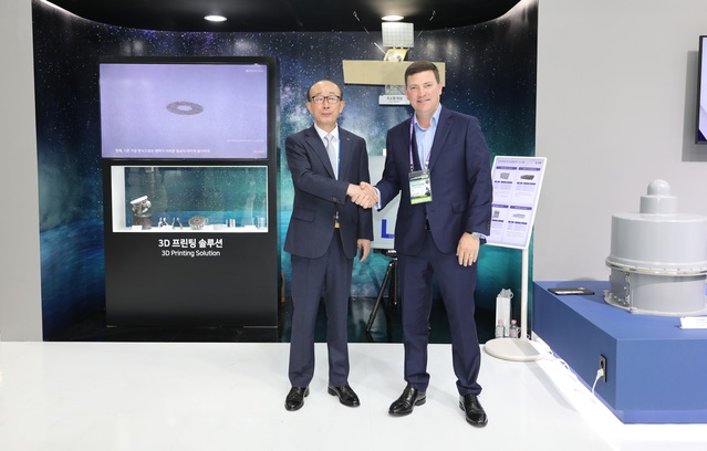▲ 김지찬 LIG넥스원 대표이사(왼쪽)와 스티브영 아이스아이 사장(오른쪽)이 'DX-KOREA 2022' LIG넥스원 부스에서에서 '위성산업 분야 MOU'를 체결 후 기념사진 촬영을 하고 있다.ⓒLIG넥스원