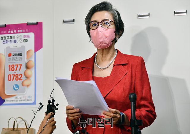 ▲ 이양희 국민의힘 중앙윤리위원장이 지난 7월8일 오전 국회에서 이준석 대표와 김철근 당대표 정무실장에 대한 윤리위 심의 결과를 발표하고 있다.ⓒ이종현 기자