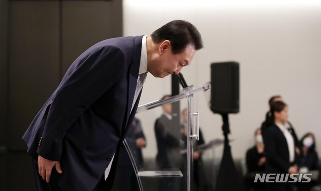 ▲ 윤석열 대통령이 22일(현지시간) 토론토 한 호텔에서 열린 동포 만찬 간담회에서 격려말을 마친 후 인사하고 있다. ⓒ뉴시스