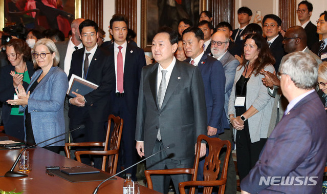 ▲ 윤석열 대통령이 22일(현지시각) 토론토 대학교에서 열린 인공지능 전문가 간담회에 입장하고 있다.ⓒ뉴시스