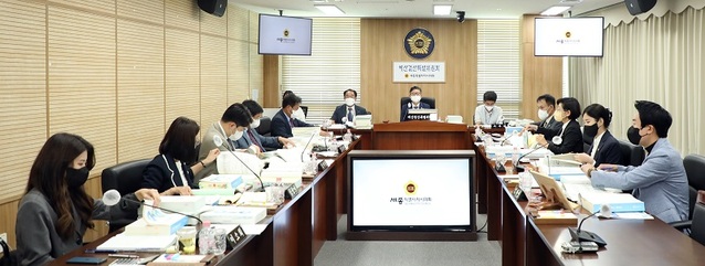 ▲ 세종시의회 예산결산특별위원회가 23일 제78회 정례회에서 '세종시청과 세종시교육청의 2021 회계연도 결산 및 예비비 지출 승인, 기금 결산안건'에 대한 종합심사를 하고 있다.ⓒ세종시의회