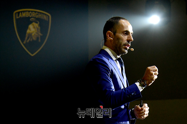▲ 프란체스코 스카르다오니 오토모빌리 람보르기니 아시아 태평양 지역 총괄이 제품소개를 하는 모습. ⓒ뉴데일리DB