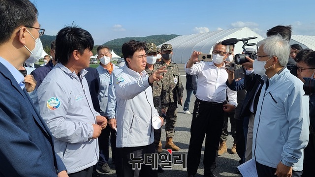 ▲ 김태흠 충남도지사가 23일 충남 계룡시 계룡대 활주로에 마련된 2022 계룡세계군문화엑스포장에서 기자들과 현장 투어를 하며 조직위 관계자들에게 개선할 점을 지시하고 있다.ⓒ김정원 기자