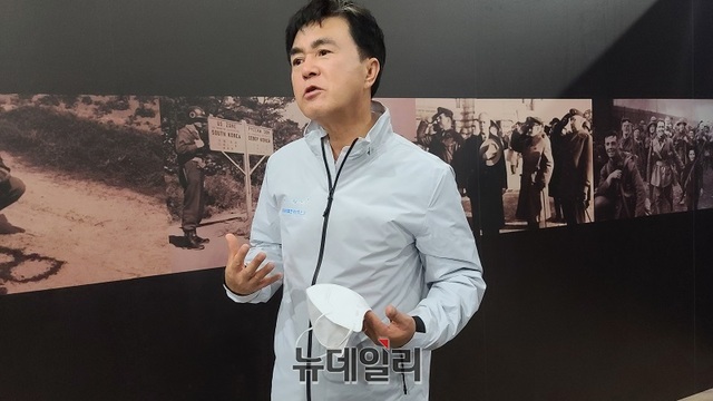 ▲ 김태흠 충남도지사가 23일 2022 계룡세계군문화엑스포장 세계평화관에 설치된 전시물을 보고 조직위 관계자에게 개선을 지시하고 있다.ⓒ김정원 기자