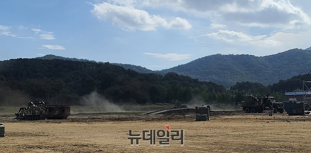▲ 2022계룡세계군엑스포장에서 군 주요 장비들이 개막식에 앞서 기동시범장에서 군장병들이 예행 연습을 하고 있다.ⓒ김정원 기자