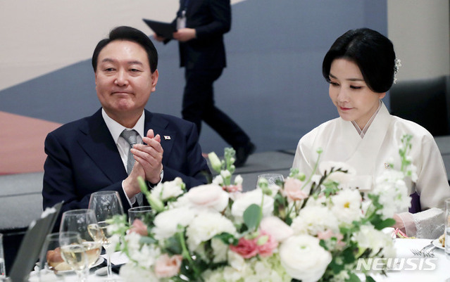 ▲ 윤석열 대통령과 부인 김건희 여사가 22일(현지시간) 토론토 한 호텔에서 열린 동포 초청 간담회에서 김정희 토론토 한인회장의 환영사를 경청한 후 박수치고 있다. ⓒ뉴시스