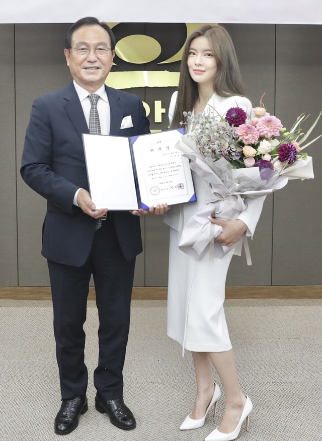 ▲ 백우 이선빈씨가 23일 천안시청에서 홍보대사 위촉을 받고 박상돈 시장과 기념 촬영을 하고 있다.ⓒ천안시