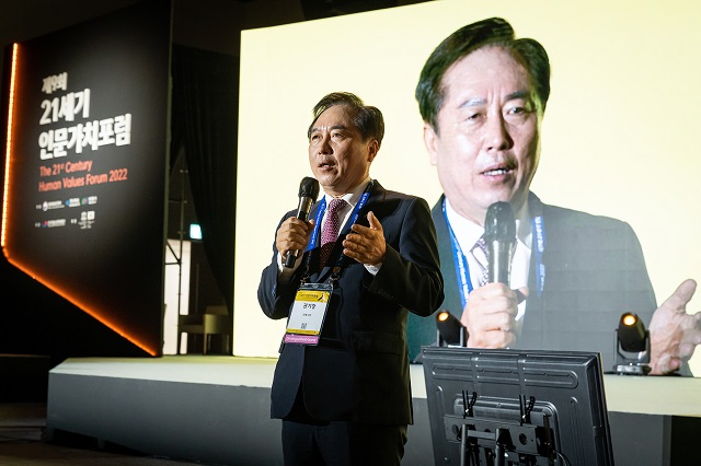 ▲ 권기창 안동시장이 제9회 21세기 인문가치포럼에서 강연을 하고 있다.ⓒ안동시