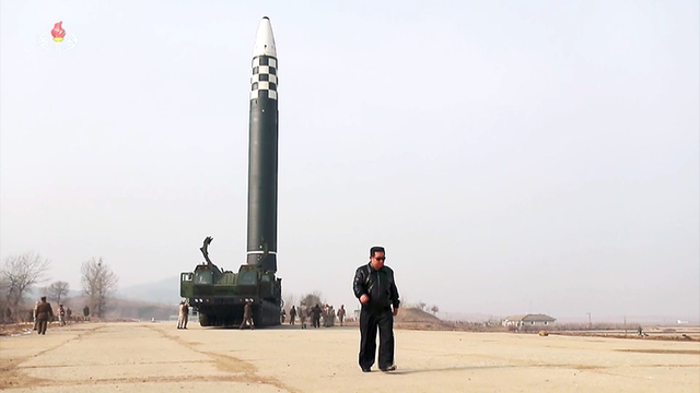 ▲ 북한이 25일 오전 동해상을 향해 탄도미사일을 발사했다. 사진은 지난 3월 북한 조선중앙TV가 신형 대륙간탄도미사일(ICBM) 화성 17형을 시험 발사했다고 보도하는 모습. ⓒ뉴시스