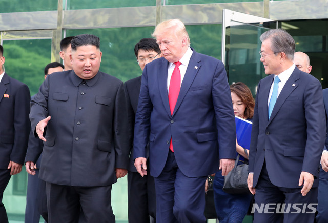 ▲ 문재인 대통령과 북한 김정은, 도널드 트럼프 미국 대통령이 2019년 6월, 경기 파주 판문점 공동경비구역(JSA) 자유의 집에서 회담을 마친 뒤 대화를 나누며 나오고 있다. ⓒ뉴시스