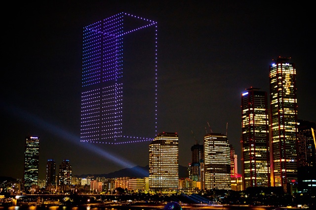 ▲ 드론 1000대가 서울 여의도 한강공원 물빛무대 상공에서 'LG 디오스 오브제컬렉션 무드업'을 연출하는 모습. ⓒLG전자