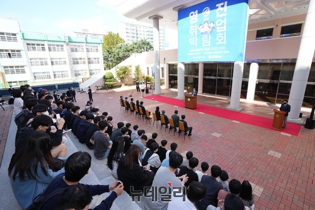 ▲ 백호체육관에는 22일 해외취업을 위한 대면 면접 5개 부스, 비대면 면접 7개 부스를 운영했고 국내 기업 취업 면접은 22일 오후와 23일 진행된 가운데 학생들의 높은 관심 속에 열렸다.ⓒ뉴데일리