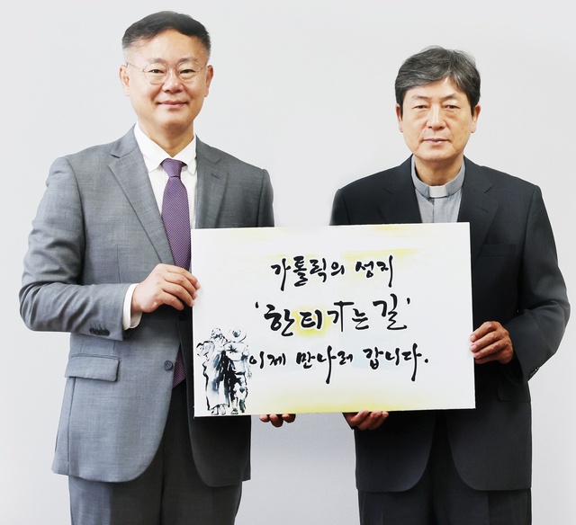 ▲ 김재욱 칠곡군수는 지난 23일 천주교대구대교에서 조환길(타대오) 대주교와 간담회를 개최하고 한티가는길 활성화를 위해 머리를 맞댔다.ⓒ칠곡군
