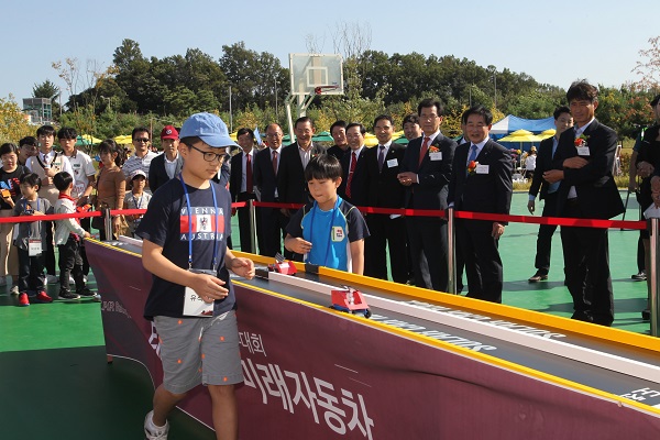 ▲ 2017년 솔라페스티벌에서 태양광을 이용한 미래 자동차 시연 장면.ⓒ진천군