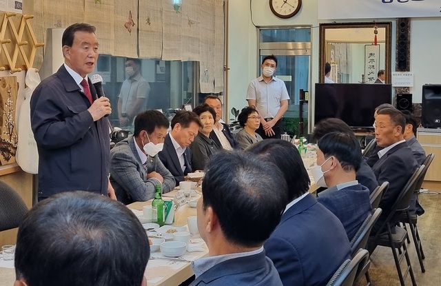 ▲ 충남 홍성·예산군 농축협조합은 지난 23일 국회 농림축산식품해양위원히 소속 홍문표 의원(국민의힘)을 초청, 간담회를 갖고 있다. ⓒ농협충남세종본부