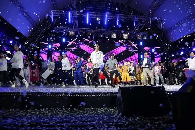 ▲ 천안문화재단이 개최한‘천안흥타령춤축제 2022’가 25일 폐막식에서 다함께 춤을 추며 닷새간의 행사가 성공적으로 마무리 됐다. 박상돈 시장이 폐막식에서 시민들과 함께 무대에서 춤을 추고 있다. ⓒ천안시