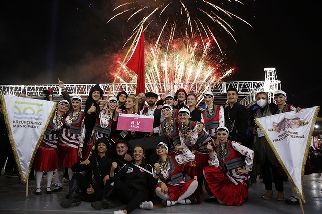 ▲ 25일 ‘천안흥타령춤축제 2022’폐막식에서 튀르키예 공연단이 국제춤대회에서 금상을 받았다. ⓒ천안시