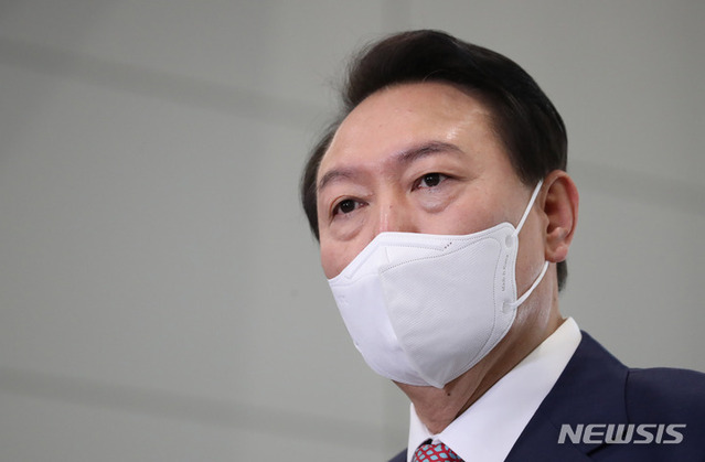 ▲ 윤석열 대통령이 26일 오전 서울 용산 대통령실 청사로 출근하며 영국·미국·캐나다 순방에 대한 소회를 밝히고 있다.ⓒ뉴시스