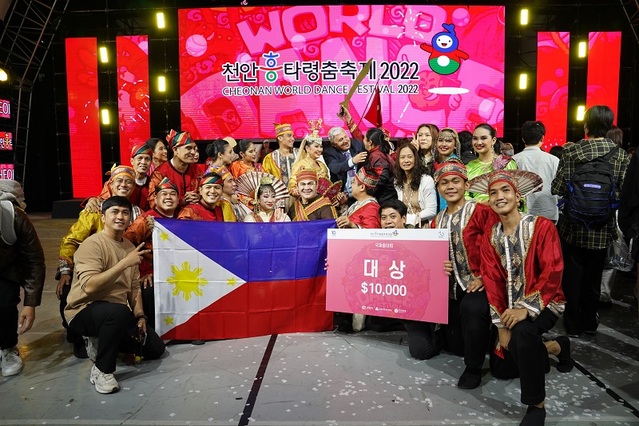 ▲ ‘천안흥타령춤축제 2022’국제춤대회에서 대상을 받은 필리핀 무용단.ⓒ천안시